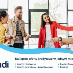 Grupa uśmiechniętych os&oacute;b w biurze, trzymających kubki z kawą, w tle okno z widokiem na zieleń, na dole grafika z logo i hasłem reklamowym.