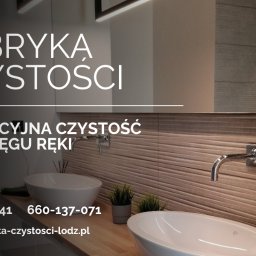 FABRYKA CZYSTOŚCI ADRIANNA KUCIŃSKA - Elegancka łazienka z dwoma umywalkami nablatowymi, chromowaną armaturą i dekoracyjną ścianą z poziomymi żłobieniami, prezentowana z logo i hasłem firmy sprzątającej Fabryka Czystości oraz danymi...