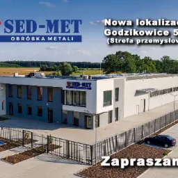 Budynek firmy Sed-Met Obróbka Metali z nową lokalizacją w Godzikowicach 50R, strefa przemysłowa. Widok z góry, ogrodzenie, zapraszamy!