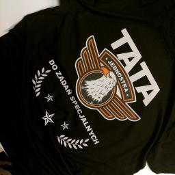 Koszulka prezentowa dla TATY wykonana Techniką DTG. Wzór Firmy DARKSTORY
