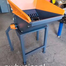 Na podstawie starego modelu wykonaliśmy całkowicie nową sieczkarnię – solidną, wydajną i gotową do pracy!
Zachowaliśmy sprawdzoną konstrukcję, ale dodaliśmy nowoczesne rozwiązania i trwałe materiały. Efekt? Maszyna, która łączy tradycję z nowoczesnością.