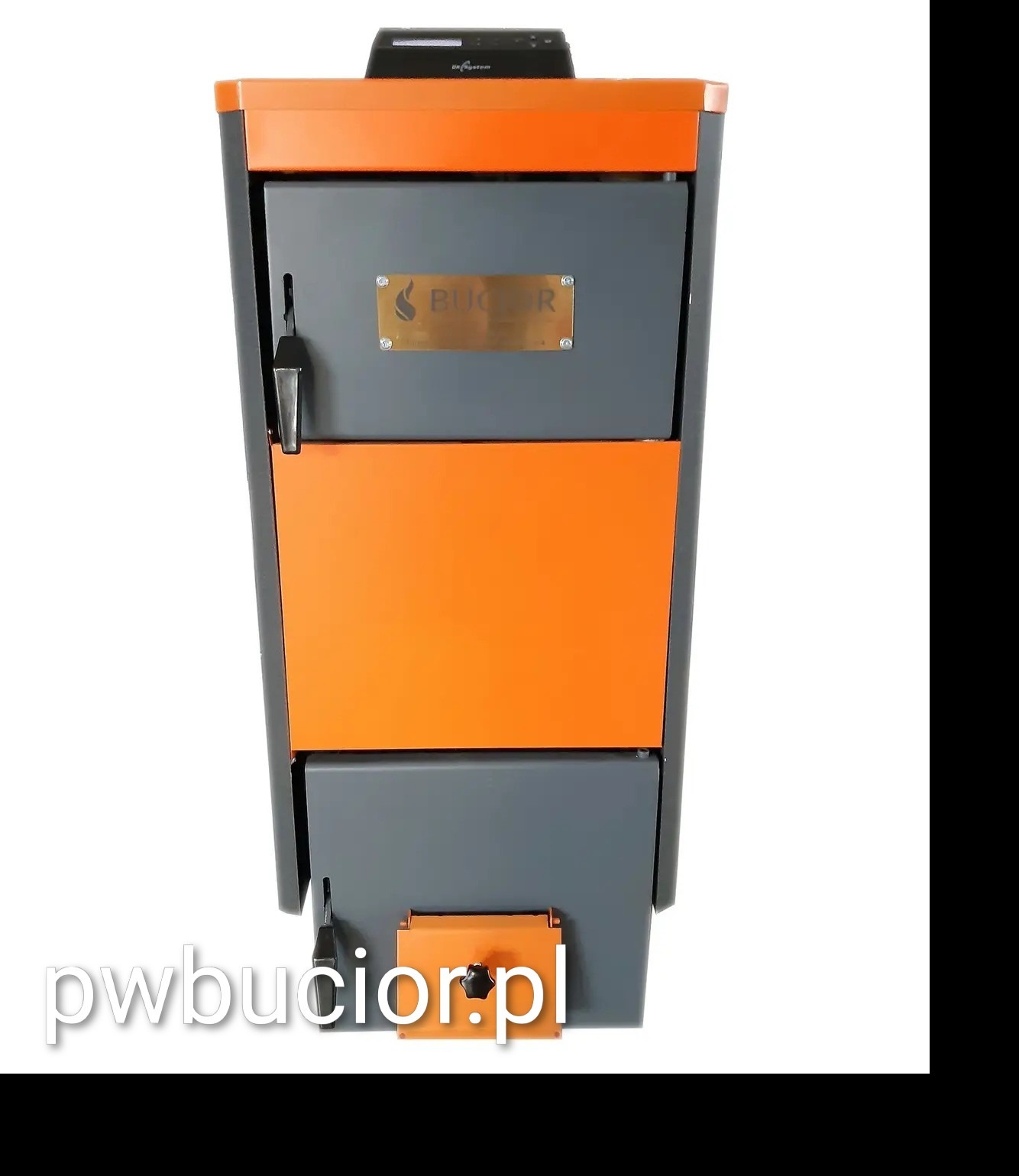 Szary kocioł zgazowujący drewno z pomarańczowymi akcentami, widok z przodu, z widocznym panelem sterowania i uchwytami. Na środku metalowa tabliczka z nazwą producenta.