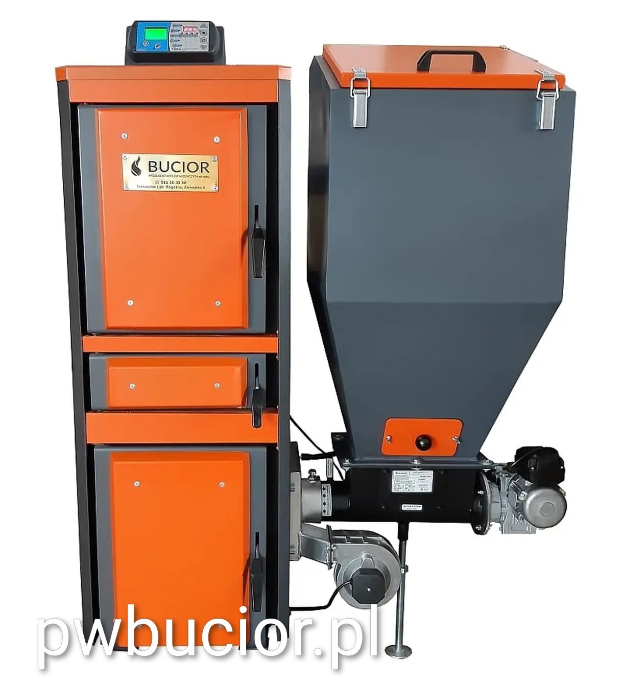 Nowoczesny, dwuczęściowy kocioł z podajnikiem, w kolorach szaro-pomarańczowych. Widoczny panel sterowania, zasobnik na paliwo i elementy mechaniczne podajnika. Białe tło.