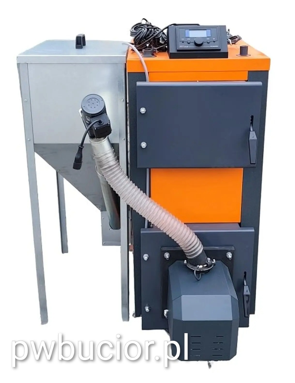 Nowoczesny kocioł na pellet z podajnikiem, w kolorach pomarańczowym i grafitowym. Widoczny panel sterowania i elastyczny przewód. Całość na białym tle.