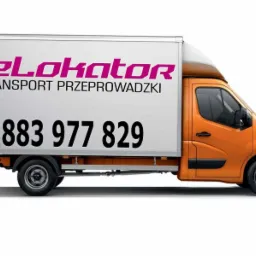 Pomarańczowy samochód dostawczy z białym nadwoziem, na którym widnieje napis 'reLokator TRANSPORT PRZEPROWADZKI' i numer telefonu 883 977 829.