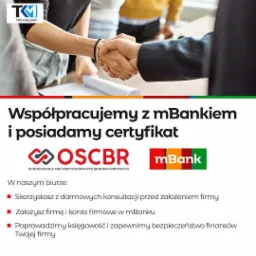 Uścisk dłoni nad dokumentami, symbolizujący współpracę, z widocznym logo biura rachunkowego TKM, informacją o współpracy z mBankiem oraz certyfikatem OSCBR.