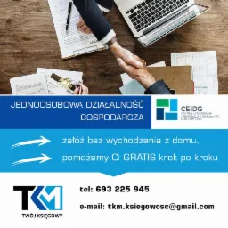 Uścisk dłoni nad dokumentami biznesowymi, laptopem i tabletem, symbolizujący zawarcie umowy przy zakładaniu jednoosobowej działalności gospodarczej.