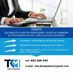 Dłonie wpisujące dane do programu do fakturowania na laptopie, obok kalkulator i smartfon, reklama darmowego oprogramowania dla klientów biura rachunkowego.