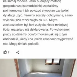 Zdjęcie ekranu telefonu z pozytywną opinią klienta dotyczącą wykonanej posadzki, widoczna również świeżo wylana, jasnoszara posadzka w pomieszczeniu z oknem.