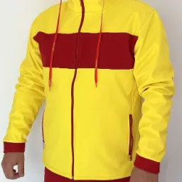 Mężczyzna prezentuje żółto-czerwoną bluzę z kapturem, z zamkiem błyskawicznym i czerwonymi sznurkami z napisem 'rescue+', widoczne spodnie w kolorze czerwonym.