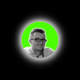 Portret mężczyzny w okularach na tle jaskrawozielonego koła z białą obwódką, w odcieniach szarości, z uśmiechem.