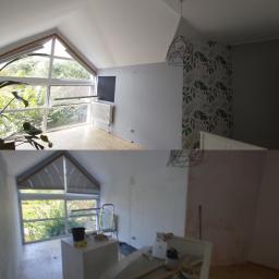 Grupa Magmat Magdalena Matysiak - Porównanie stanu pokoju przed i po odświeżeniu we Wrocławiu: ściany pomalowane na szaro, jedna ściana z tapetą w liście, duże okno trójkątne, widoczne narzędzia malarskie w dolnej części zdjęcia.