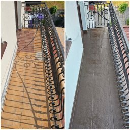 Uretanowe M Sp. z o. o. - Balkon przed i po renowacji posadzki żywicznej. Po lewej stronie płytki, po prawej gładka, brązowa powierzchnia. Metalowa balustrada z dekoracyjnymi elementami.
