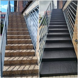 Uretanowe M Sp. z o. o. - Schody zewnętrzne przed i po renowacji: brązowe płytki przed, czarne po malowaniu. Metalowa barierka po lewej stronie, budynek w tle.