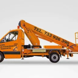 Pomarańczowy samochód dostawczy z podnośnikiem koszowym, na ramieniu podnośnika widoczny numer telefonu kontaktowego.