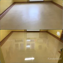 Porównanie stanu podłogi przed i po czyszczeniu: matowa powierzchnia z góry, a lśniąca, odbijająca światło powierzchnia z dołu, widoczne żółte ściany z brązowymi listwami przypodłogowymi i grzejnik.