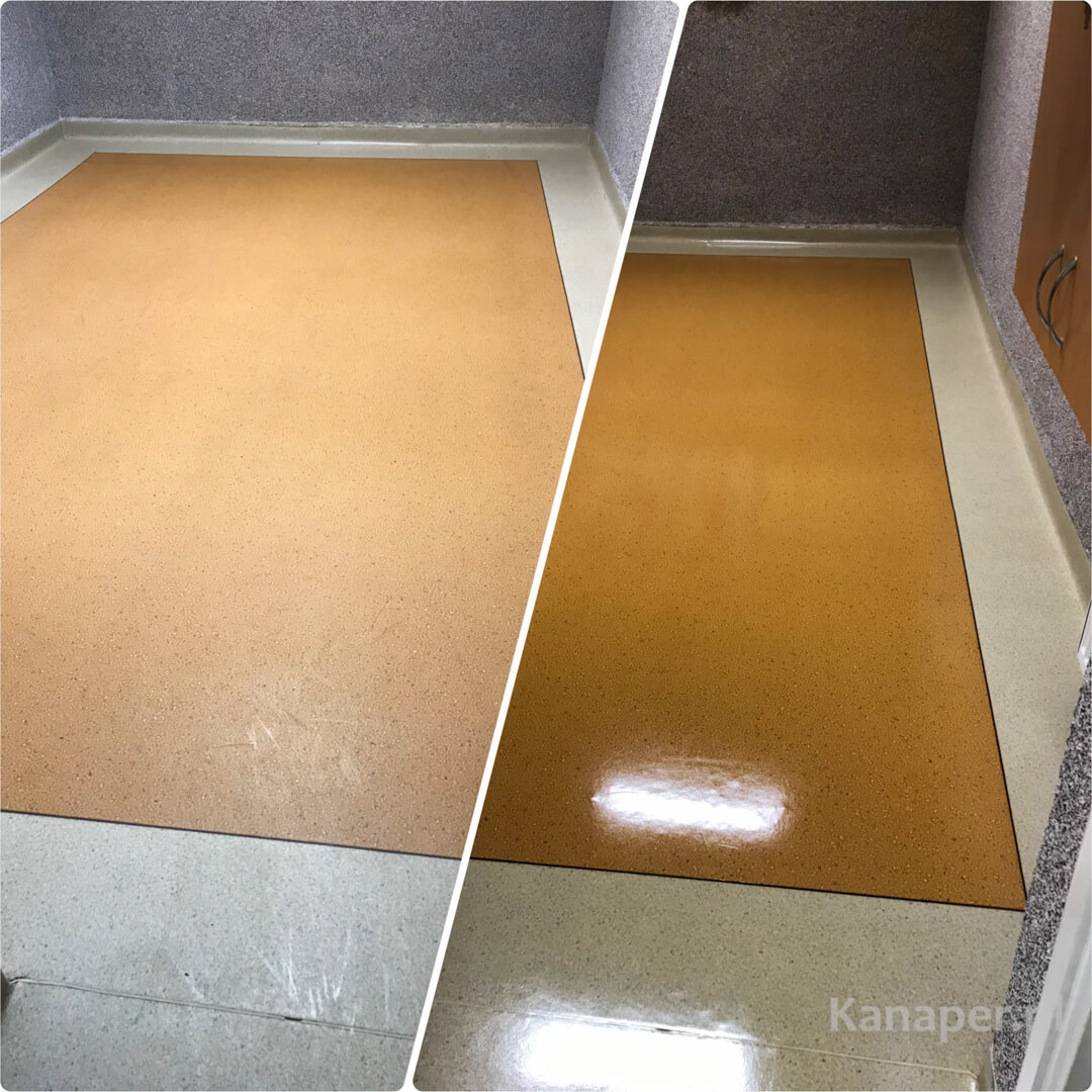 Czyszczenie podłogi z zabezpieczeniem w szkole