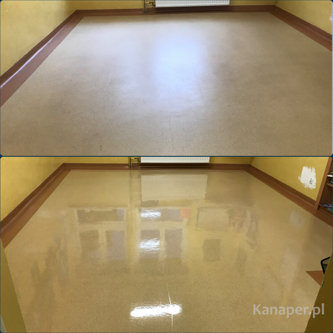 Porównanie stanu podłogi przed i po czyszczeniu: matowa powierzchnia z góry, a lśniąca, odbijająca światło powierzchnia z dołu, widoczne żółte ściany z brązowymi listwami przypodłogowymi i grzejnik.
