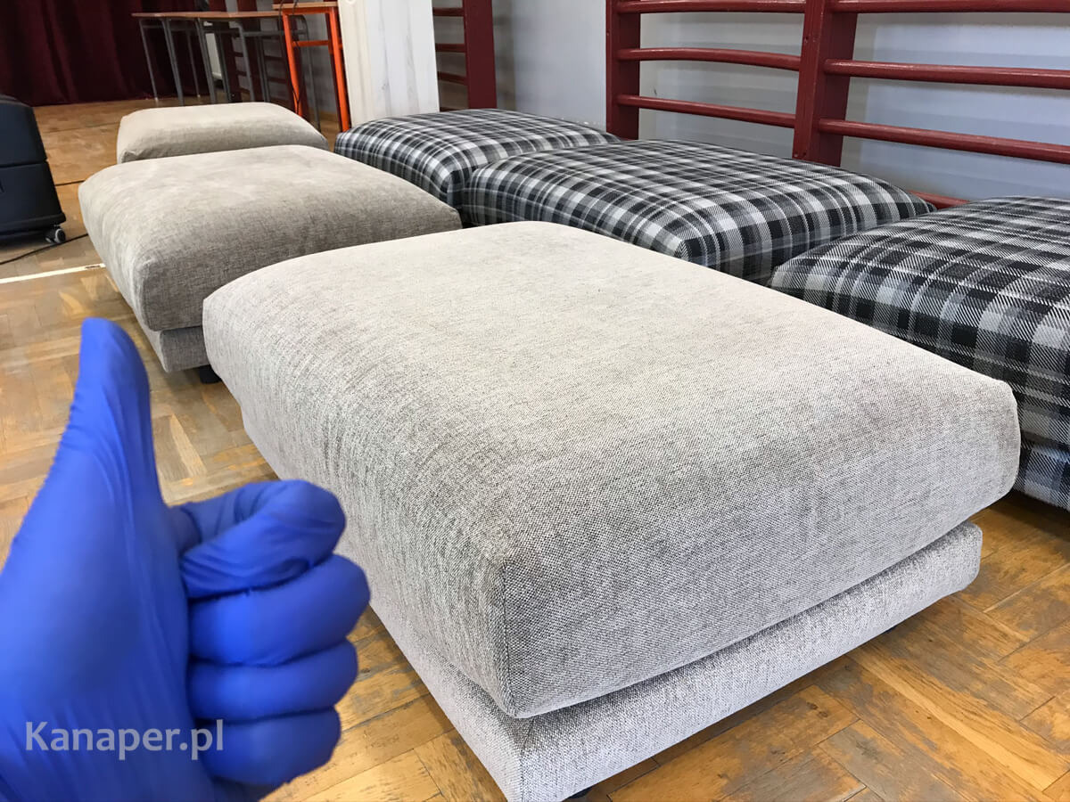 Wyczyszczone Pufy Siedziska w świetlicy szkolnej