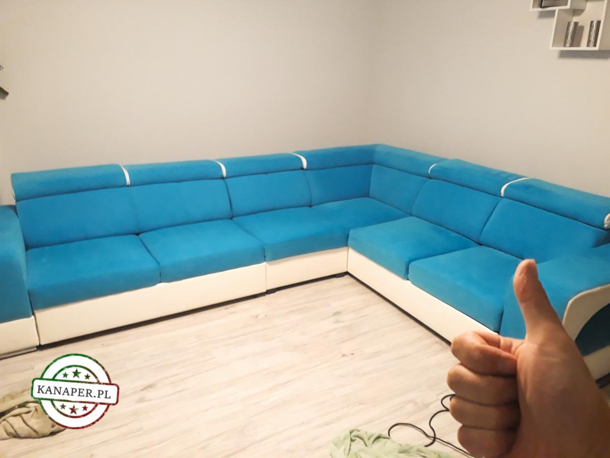 Narożnik tapicerowany w kolorze turkusowym z białymi bokami, widoczny kciuk w górę, logo kanaper.pl w rogu.