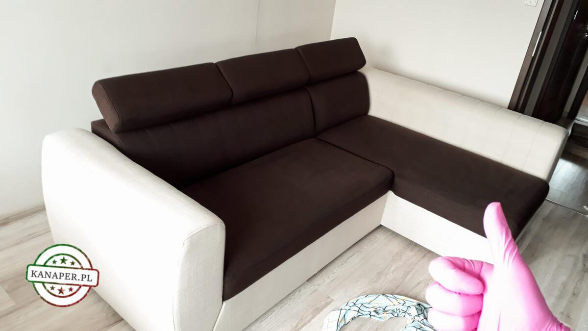 Narożnik z brązową tapicerką i białymi bokami, po czyszczeniu, z widocznym logotypem firmy na boku i kciukiem w górę w różowej rękawiczce.