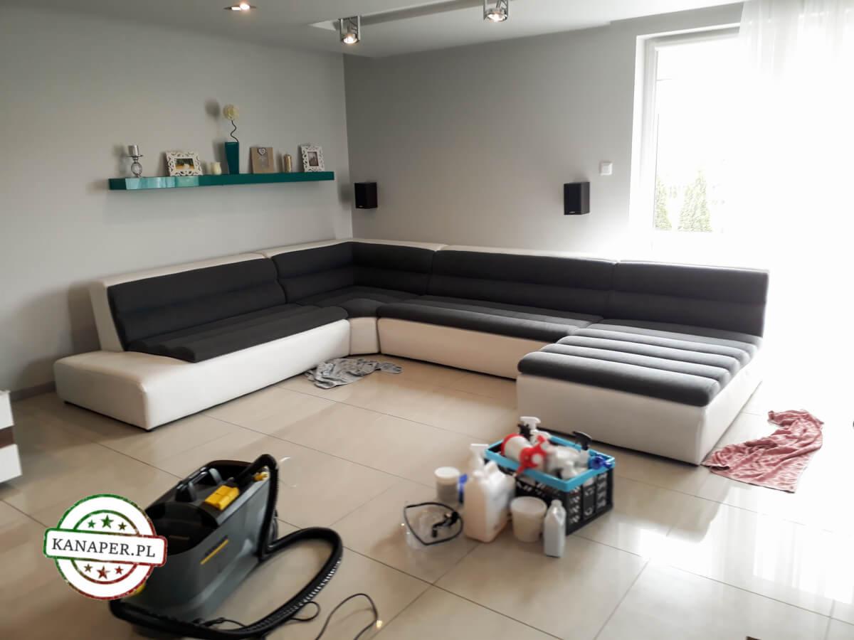 Narożnik modułowy biało-szary po praniu tapicerki, widoczny odkurzacz piorący i środki czyszczące, logo kanaper.pl w rogu.