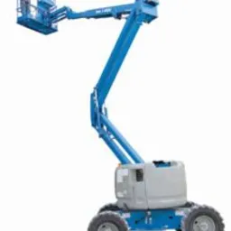 Niebieski podnośnik koszowy z operatorem w koszu, na białym tle. Widoczne opony terenowe i szara obudowa. Operator w kasku ochronnym.