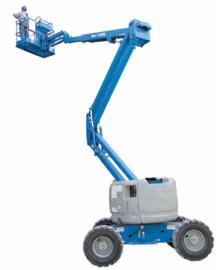 Niebieski podnośnik koszowy z operatorem w koszu, na białym tle. Widoczne opony terenowe i szara obudowa. Operator w kasku ochronnym.