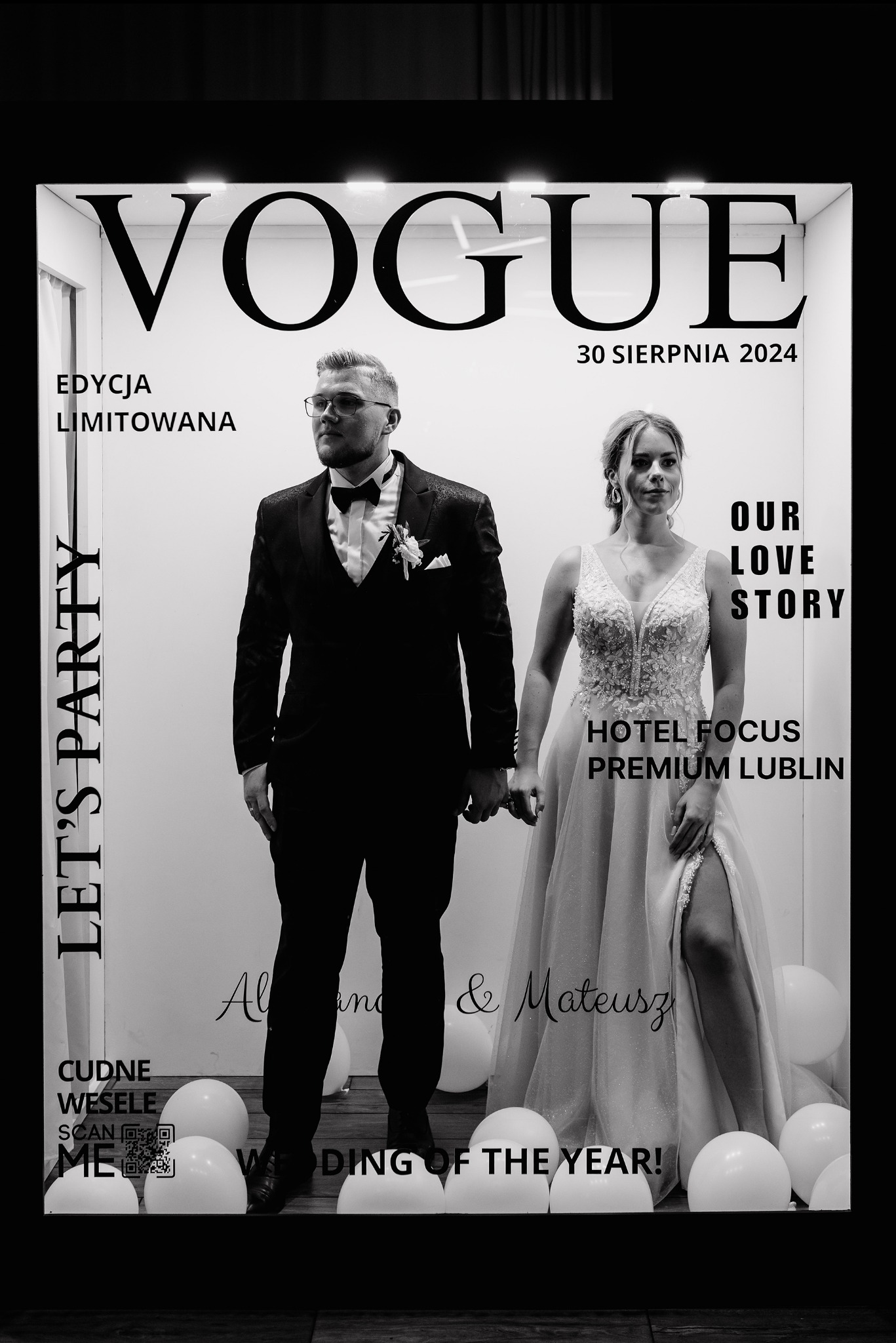 Czarno-białe zdjęcie pary młodej stylizowane na okładkę magazynu Vogue, z datą 30 sierpnia 2024 i napisem 'Wedding of the Year!', balony na podłodze.