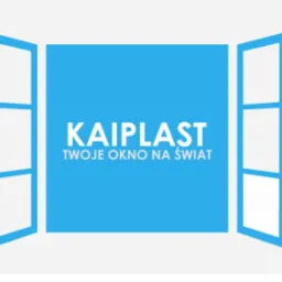 Grafika okna z niebieskimi ramami, otwarte skrzydła i logo firmy Kaiplast z hasłem 'Twoje okno na świat' na błękitnym tle.