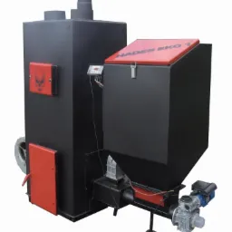 Kocioł na paliwo stałe Hades EKO 1 z podajnikiem, czarno-czerwony, z widocznym panelem sterowania i wentylatorem, na białym tle.