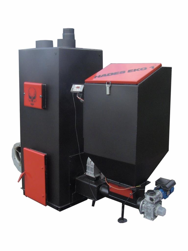 Kocioł na paliwo stałe Hades EKO 1 z podajnikiem, czarno-czerwony, z widocznym panelem sterowania i wentylatorem, na białym tle.