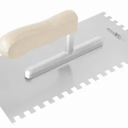 Metalowa paca z drewnianą rączką, ząbkowana krawędź, logo BRAVO, przeznaczona do rozprowadzania kleju lub zaprawy.