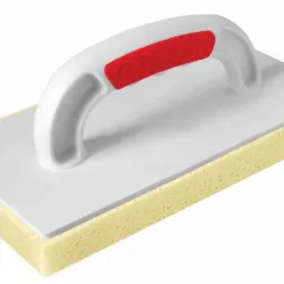 Gąbka do czyszczenia fug z białym uchwytem i czerwonym napisem COMENSAL, leżąca na białym tle.