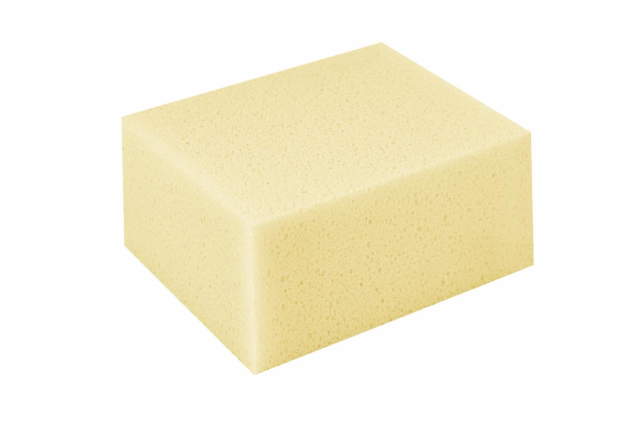 Jasnożółty, porowaty blok piankowy o regularnych kształtach, przypominający podkład izolacyjny pod podłogę, na białym tle.