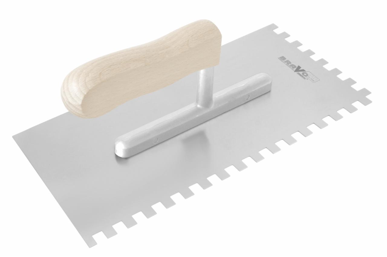 Metalowa paca z drewnianą rączką, ząbkowana krawędź, logo BRAVO, przeznaczona do rozprowadzania kleju lub zaprawy.