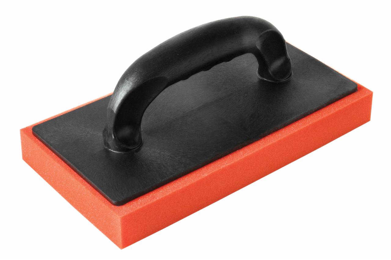 Pomarańczowa gąbka do czyszczenia podłóg drewnianych z czarną plastikową rączką, ujęcie z bliska.