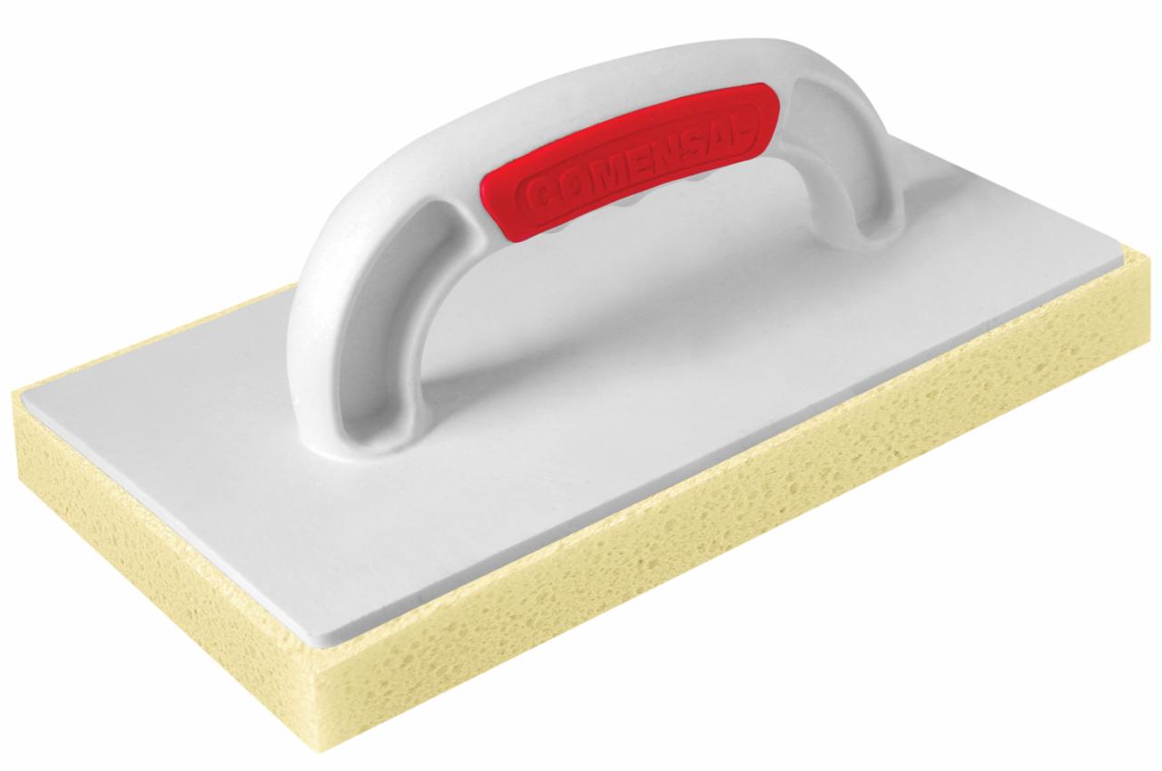 Gąbka do czyszczenia fug z białym uchwytem i czerwonym napisem COMENSAL, leżąca na białym tle.