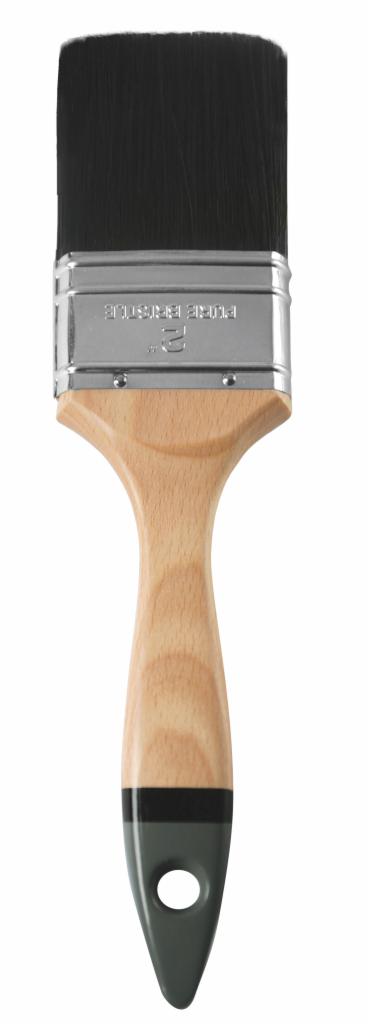 Szczegółowe zbliżenie na pędzel malarski z naturalnego drewna i czarnym włosiem, widoczny napis 'PURE BRISTLE' na metalowej obejmie.