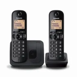 Dwa czarne telefony bezprzewodowe Panasonic z bazą ładującą, wyświetlające numer telefonu na ekranie, ustawione na białym tle.