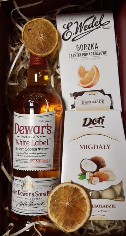Zestaw upominkowy: butelka szkockiej whisky Dewar's White Label, pudełko czekoladek Wedel Gorzka Pomarańczowa i Doti Migdały w czekoladzie kokosowej, udekorowane suszonymi plastrami pomarańczy...