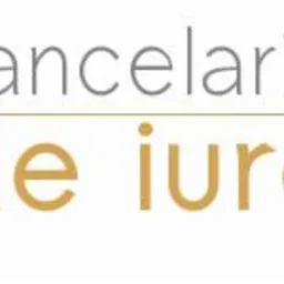 Eleganckie logo kancelarii prawnej 'de iure' w kolorach szarości i złota, z wyraźnym, nowoczesnym fontem na białym tle. Minimalistyczny design.