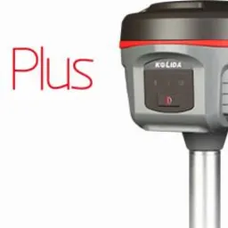 Odbiornik GNSS Kolida K5 Plus na tyczce geodezyjnej, widok z boku, z napisem 'K5 Plus'. Szary korpus z czerwonym akcentem, na białym tle.