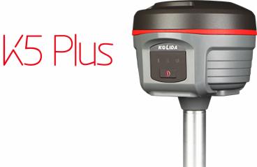 Odbiornik GNSS Kolida K5 Plus na tyczce geodezyjnej, widok z boku, z napisem 'K5 Plus'. Szary korpus z czerwonym akcentem, na białym tle.