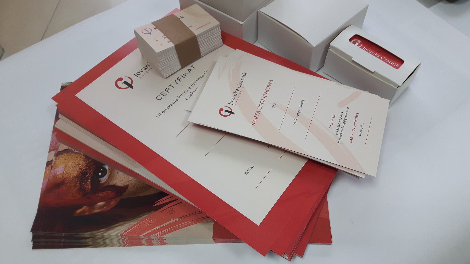 materiały reklamowe: certyfikaty, vouchery, karty podarunkowe, wizytówki z uszlachetnieniami, plakaty