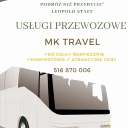 Grafika reklamowa usług przewozowych MK Travel z ilustracją autokaru, hasłem Leopolda Staffa i numerem telefonu. Oferta: bezpiecznie, komfortowo, atrakcyjne ceny.