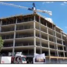 Trzy etapy budowy budynku w Zabrzu: modelowanie obciążenia konstrukcji, stan surowy otwarty z żurawiem i gotowy budynek biurowy z elewacją szklaną.