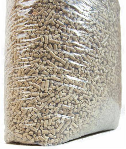 Wypełniony pelletem worek z przezroczystego tworzywa sztucznego, ukazujący jasnobrązowe granulki paliwa.