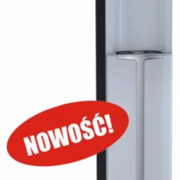 Nowoczesny dystrybutor wody w kolorze biało-czarnym, z panelem dotykowym, oznaczony czerwoną naklejką 'NOWOŚĆ!'