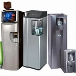 Różnorodne dystrybutory wody i ekspresy do kawy w biurowym stylu, prezentowane na białym tle, ukazujące różne modele i rozmiary, od kompaktowych po wolnostojące.